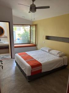une chambre avec un grand lit avec un ventilateur de plafond dans l'établissement Casa nueva en Lomas de Cocoyoc, alberca climatizada, PET friendly, à Texcalpan 29 autres photos
