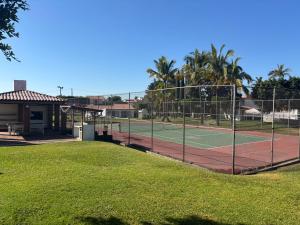 un court de tennis devant une maison dans l'établissement Casa nueva en Lomas de Cocoyoc, alberca climatizada, PET friendly, à Texcalpan
