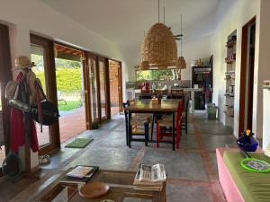 un salon avec une table et une cuisine dans l'établissement Casa nueva en Lomas de Cocoyoc, alberca climatizada, PET friendly, à Texcalpan