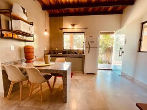 Kuchyň nebo kuchyňský kout v ubytování Loft Baru, Romântico e amplo, com ar cond conforto e natureza - 4min do centro