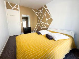 Postel nebo postele na pokoji v ubytování EDEN APPART - 3 PIECES - 6 PERS dans une résidence calme