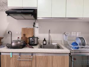 バコロドにあるFamily-Friendly Condo with Pool, Gym, Daycare!のキッチン(シンク、コンロ付) +44枚の写真