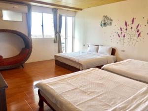 A bed or beds in a room at 蘭陽橋民宿