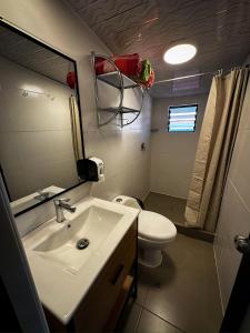 un baño con lavabo e inodoro en LOFT Centro Historico, en Cusco
