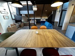 una gran mesa de madera en una oficina con sillas en LOFT Centro Historico, en Cusco