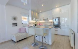 eine weiße Küche mit einer Spüle und einer Theke in der Unterkunft 3 Bedroom Cozy Home In Rojales in Rojales