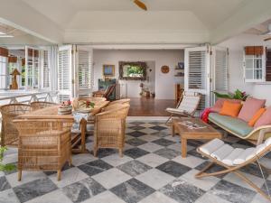 Posezení v ubytování Villa Jamille - Stunningly Designed Villa with Pool, Sauna, & Ocean Views