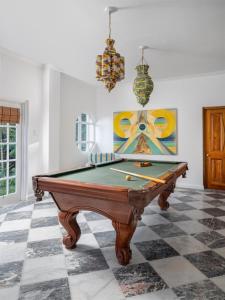 Biliár nebo kulečník v ubytování Villa Jamille - Stunningly Designed Villa with Pool, Sauna, & Ocean Views