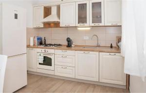 Dapur atau dapur kecil di Sun-Kissed Apartment
