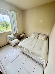 a bedroom with a bed and a window at Cop 30 apartamento compartilhado in Ananindeua