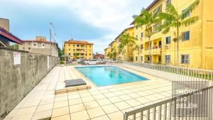 a swimming pool in the middle of a building at Cop 30 apartamento compartilhado in Ananindeua