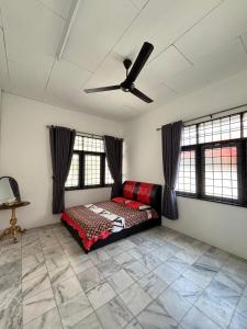 Postel nebo postele na pokoji v ubytování Homestay Dr Rosidah - Kulim