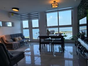 a living room with a table and a couch at The Sands vista al mar Panamá avenida Balboa in Panama City