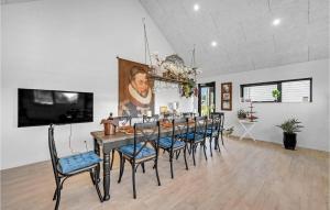SkjernにあるNice Home In Skjern With Kitchenの長いテーブルと椅子のあるダイニングルーム