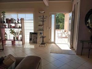 Imagen de la galería de Villa T6 en Ardèche avec Piscine et Animaux Acceptés - FR-1-382-220, en Saint Alban Auriolles