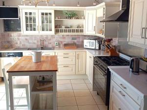 Imagen de la galería de Villa T6 en Ardèche avec Piscine et Animaux Acceptés - FR-1-382-220, en Saint Alban Auriolles