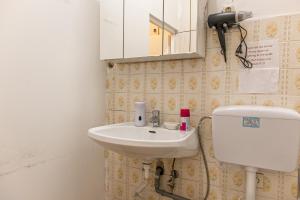 Koupelna v ubytování Convenient Shared Apartment - near Danube & Millenium Tower
