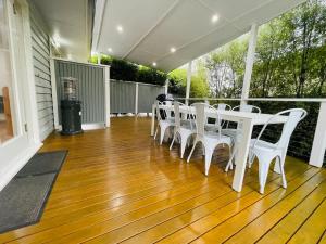 ローズバッドにあるPerfect Family Home pet-friendly in Rosebud plus BBQの白いテーブルと椅子が置かれたポーチ