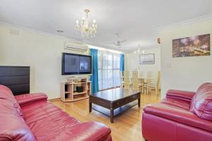 Μια τηλεόραση ή/και κέντρο ψυχαγωγίας στο Cozy Oakleigh South Family Home Next to Playground