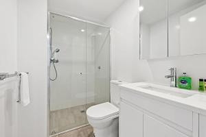 Koupelna v ubytování Modern 2Beds 2Baths APT at Sherwood with PAKING