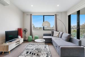 Ruang duduk di Cozy & Convenient Bundoora Apt withparking