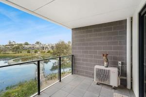 Balkoni atau teres di Cozy & Convenient Bundoora Apt withparking