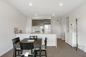 Dapur atau dapur kecil di Cozy & Convenient Bundoora Apt withparking
