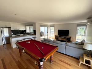 ein Wohnzimmer mit einem Billardtisch darin in der Unterkunft Fifteen Mercury in Venus Bay
