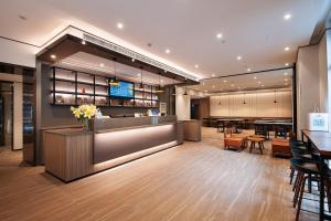 Televiisor ja/või meelelahutuskeskus majutusasutuses Hanting Hotel Shanghai Lujiazui Pudong South Road