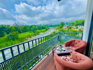 Balkón nebo terasa v ubytování Aachman Riviera Resort Dharamshala- A river facing rooms with balcony