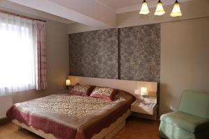 En eller flere senge i et værelse på Tanan Center Serviced Apartments