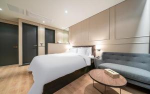 Postel nebo postele na pokoji v ubytování Incheon Browndot Hotel Nonhyeon Soraepogu