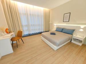 una camera da letto con un letto, una scrivania e una sedia di SuperNova Bangsar South Mid Valley Universiti Malaya a Kuala Lumpur