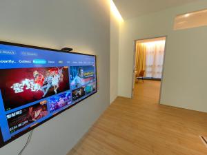 una grande TV a schermo piatto appesa a un muro di SuperNova Bangsar South Mid Valley Universiti Malaya a Kuala Lumpur Altre 15 foto