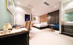 Postel nebo postele na pokoji v ubytování Incheon Browndot Hotel Nonhyeon Soraepogu