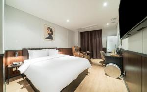 Postel nebo postele na pokoji v ubytování Incheon Browndot Hotel Nonhyeon Soraepogu