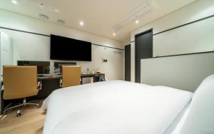 TV a/nebo společenská místnost v ubytování Incheon Browndot Hotel Nonhyeon Soraepogu