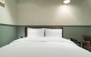 Postel nebo postele na pokoji v ubytování Incheon Browndot Hotel Nonhyeon Soraepogu