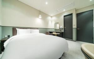 Postel nebo postele na pokoji v ubytování Incheon Browndot Hotel Nonhyeon Soraepogu