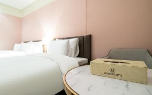 Postel nebo postele na pokoji v ubytování Incheon Browndot Hotel Nonhyeon Soraepogu
