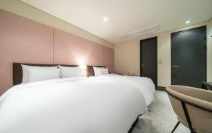 Postel nebo postele na pokoji v ubytování Incheon Browndot Hotel Nonhyeon Soraepogu