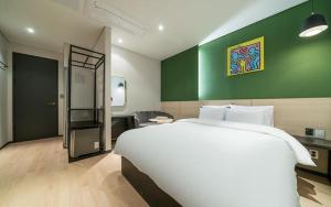 Postel nebo postele na pokoji v ubytování Incheon Browndot Hotel Nonhyeon Soraepogu