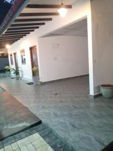 ジャフナにあるLanka Global Propertiesの白い壁と天井の広々とした空の部屋