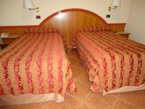 Voodi või voodid majutusasutuse Hotel Paris toas
