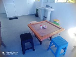 een tafel en stoelen in een kamer met een wastafel bij Dream Sun in Weligama +32 foto's