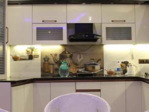 Η κουζίνα ή μικρή κουζίνα στο Vilasa by StayApart x 3 BHK Blessings +27 φωτογραφίες