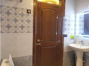 Ένα μπάνιο στο Vilasa by StayApart x 3 BHK Blessings