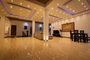 sala de estar amplia con sofá y mesa en Imon Lanka Beach Hotel, en Matara 19 fotos más