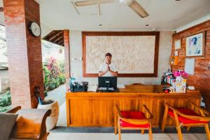 Členové personálu v ubytování Sri Aksata Ubud Resort
