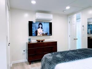 TV a/nebo společenská místnost v ubytování Redwood Grove - Hot Tub PS5 Redwood Park